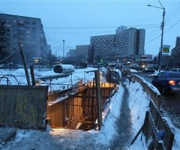 Дыру в асфальте на улице Борщаговской никак не могут ликвидировать