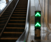 В столичном метро появились эскалаторы со светофорами (фото)