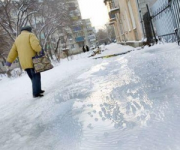 За несвоєчасне прибирання снігу та льоду міська влада обіцяє штрафувати