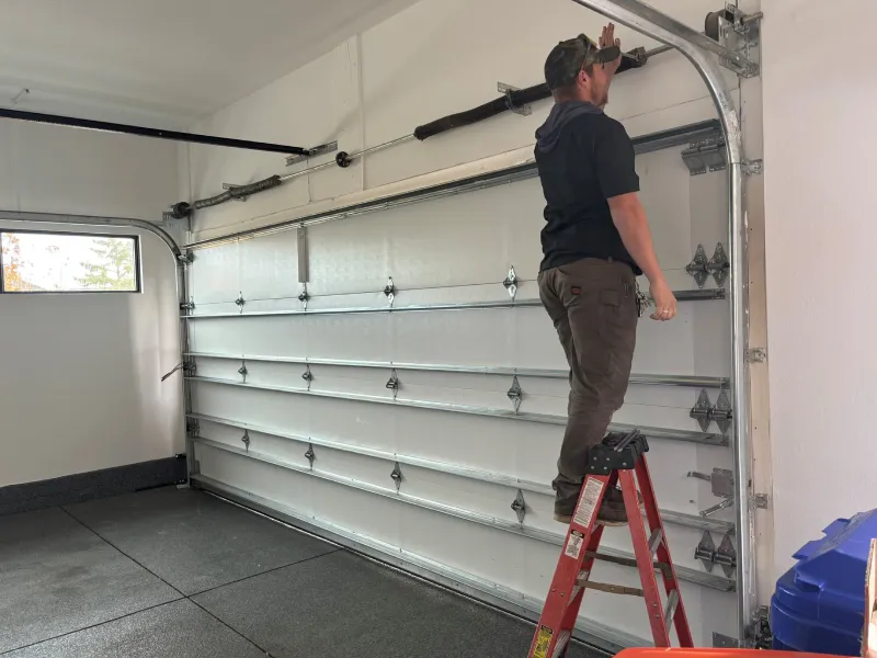 Technicien réalisant l'étude de site avant installation